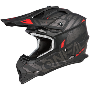 Der O'NEAL 2SRS Helm GLITCH in Schwarz/Grau ist ein schwarz-grauer Motocross-Helm mit roten Akzenten, eckigen Mustern und dem Text „ENJOY RIDE“. Sein Visier, die strukturierte matte Oberfläche und das schlanke aerodynamische Design machen ihn ideal für Motocross-Enthusiasten.