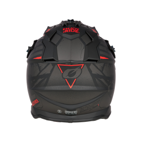Der O'NEAL 2SRS Helm GLITCH verfügt über ein dunkles Design mit eckigen Mustern und kräftigen roten Akzenten, „ENJOY THE RIDE“ auf der Oberseite, ein mattes Finish und eine stilisierte Grafik auf der Rückseite – perfekt für Motocross-Fans.