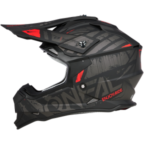 Der O'NEAL 2SRS Helm GLITCH ist ein eleganter schwarz-grauer Motocross-Helm mit roten Akzenten, eckigem Design, einem Visier, Belüftungsöffnungen und dem fettgedruckten Text „ENJOY RIDE“.