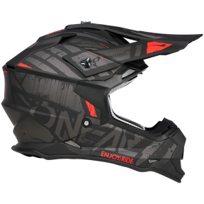 Seitenansicht eines O'NEAL 2SRS Helms GLITCH mit eckigen roten Designs. „ENJOY RIDE“ ist auf dem Kinnschutz sichtbar und betont komplizierte Muster und ein mattes Finish.