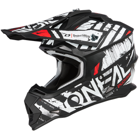 Der O'NEAL 2SRS Helm GLITCH Motocross-Helm besticht durch ein markantes Schwarz/Weiß-Design mit kräftigen roten Akzenten und „O'NEAL“ an der Seite. Ein Visier und eine schwarze Innenausstattung ergänzen das Wabenmuster im Mundbereich und verbessern Stil und Funktion.