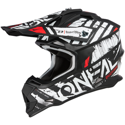Der O'NEAL 2SRS Helm GLITCH Motocross-Helm besticht durch ein markantes Schwarz/Weiß-Design mit kräftigen roten Akzenten und „O'NEAL“ an der Seite. Ein Visier und eine schwarze Innenausstattung ergänzen das Wabenmuster im Mundbereich und verbessern Stil und Funktion.