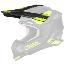 Der O'NEAL Visor 2SRS Helmet SPYDE ist ein mattschwarzer und grauer Motocross-Helm mit leuchtend gelben Akzenten, dem O'NEAL-Logo, einem Visier, Kinnschutz und Belüftungsöffnungen.