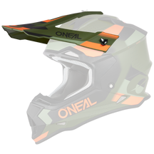 Der O'NEAL Visor 2SRS Helm SPYDE ist ein grüner, schwarzer und orangefarbener Motocross-Vollvisierhelm mit Kinnschutz, der im Seitenprofil auf einem weißen Hintergrund abgebildet ist.