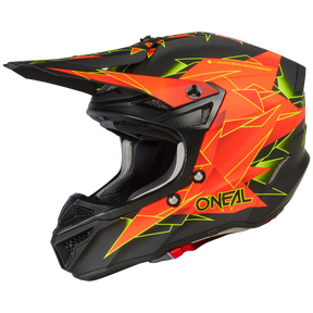 Der O'NEAL 5SRS Polyacrylite Helm SURGE zeichnet sich durch ein lebendiges, eckiges Design mit leuchtend roten, orangefarbenen und grünen geometrischen Mustern aus. Seine hochwertige Verarbeitung sorgt für Langlebigkeit, während das markante Visier für Funktionalität sorgt. Die Marke „O'NEAL“ ist stolz auf der Seite angebracht und sorgt für zusätzlichen Stil.