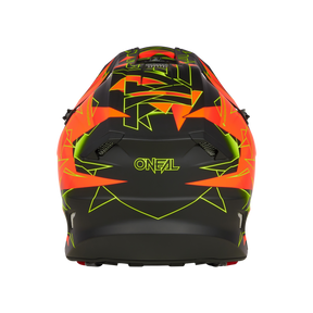 Draufsicht eines O'NEAL 5SRS Polyacrylite Helm SURGE mit eckigem geometrischem Design in leuchtendem Orange, Gelb und Schwarz. Der Markenname „O'NEAL“ ist deutlich auf der Rückseite zu sehen. Dieser Helm scheint für Motorradfahren oder Extremsport konzipiert zu sein und verfügt über hochwertige Technik und Belüftungsöffnungen.