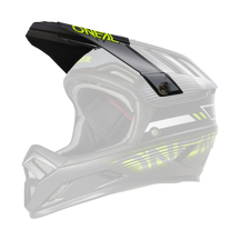 Der O'NEAL Visor BACKFLIP Helm ECLIPSE in Schwarz und Neongrün, dargestellt in einer Seitenprofilansicht vor schwarzem Hintergrund. Dieser O'Neal Integral-Motocrosshelm verfügt über ein belüftetes Design, ein Visier und einen verstellbaren Kinnriemen für Sicherheit und Komfort.