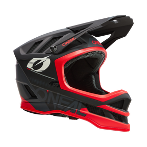 Ein schwarz-roter Integralhelm O'NEAL BLADE Polyacrylite HAZE mit elegantem Design. Der Helm verfügt über Belüftungsöffnungen, ein markantes Visier und die aufgedruckte Marke „O'Neal“. Die Innenpolsterung ist schwarz mit roten Akzenten und bietet zusätzlichen Komfort und Schutz für jeden Mountainbike-Profi.