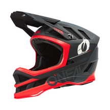 Der O'NEAL BLADE Polyacrylite Helm HAZE ist ein Integralhelm für Mountainbikes in den Farben Schwarz und Rot. Dieser Helm verfügt über ein Visier und umfangreiche Belüftungsöffnungen für Atmungsaktivität, wobei das O'Neal-Branding an der Seite deutlich sichtbar ist – eine perfekte Wahl für jeden Mountainbike-Profi.