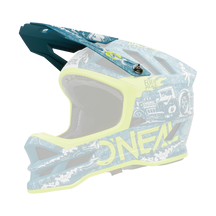 Der O'NEAL Visor BLADE Polyacrylite Helmet HR von O'NEAL besticht durch ein auffälliges Farbschema in Blaugrün und Gelb, geschmückt mit detaillierten Illustrationen, darunter klassische Autos und der Slogan „Ride Fast“. Das Design weist außerdem mehrere komplizierte Muster und Markenlogos auf.