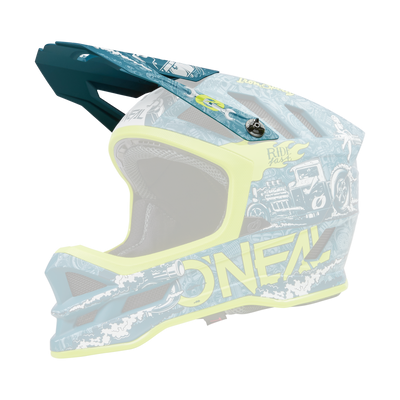 Der O'NEAL Visor BLADE Polyacrylite Helmet HR von O'NEAL besticht durch ein auffälliges Farbschema in Blaugrün und Gelb, geschmückt mit detaillierten Illustrationen, darunter klassische Autos und der Slogan „Ride Fast“. Das Design weist außerdem mehrere komplizierte Muster und Markenlogos auf.