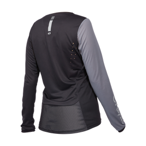Das O'NEAL ELEMENT FR Women's MTB Jersey HYBRID ist ein langärmliges Sportshirt in Schwarz und Grau mit einem gut sichtbaren Streifen auf dem oberen Rücken und einem perforierten Mesh-Abschnitt auf dem unteren Rücken zur Belüftung. Der rechte Ärmel trägt das O'NEAL-Branding und das feuchtigkeitsableitende Gewebe sorgt für optimale Leistung.