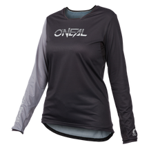 Das O'NEAL ELEMENT FR Damen MTB-Trikot HYBRID hat lange Ärmel mit einer dunklen, einfarbigen Farbe auf der rechten Seite und am Ärmel und einem helleren Farbton am linken Ärmel. Das Trikot trägt deutlich sichtbar „O'NEAL“ in fetten weißen Buchstaben auf der Brust und „ONeal“ auf dem linken Unterarm.