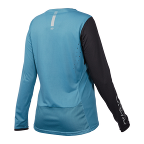 Wir präsentieren das O'NEAL ELEMENT FR Damen-MTB-Trikot HYBRID: Dieses langärmlige Sporttrikot hat einen überwiegend blauen Körper und schwarze Ärmel. Die Rückseite ist mit Belüftungslöchern ausgestattet und verfügt über weiße Grafiken und Markendetails auf dem oberen Rücken und dem linken Ärmel. Dieses Trikot von O'NEAL besteht aus leichtem, atmungsaktivem Stoff, um maximalen Komfort während der Fahrt zu gewährleisten.