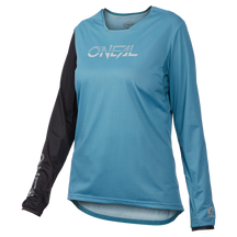 Ein blaues Langarm-Radtrikot, das O'NEAL ELEMENT FR Women's MTB Jersey HYBRID, trägt den Markennamen „O'NEAL“ in Weiß auf der Brust. Der linke Ärmel ist schwarz mit weißen Logodetails auf dem Unterarm, während der rechte Ärmel zum blauen Körper des Trikots passt.