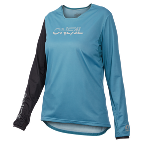Ein blaues Langarm-Radtrikot, das O'NEAL ELEMENT FR Women's MTB Jersey HYBRID, trägt den Markennamen „O'NEAL“ in Weiß auf der Brust. Der linke Ärmel ist schwarz mit weißen Logodetails auf dem Unterarm, während der rechte Ärmel zum blauen Körper des Trikots passt.