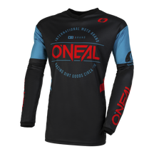 Das O'NEAL ELEMENT Jersey BRAND ist ein langärmeliges Motocross-Trikot mit schwarzer Basis und auffälligen blauen und roten Akzenten. Mit dem kräftigen roten „O'NEAL“-Text auf der Vorderseite zeigt es außerdem zusätzliche Markenzeichen in Blau und Weiß. Aus atmungsaktivem Material für Komfort und perfekten Sitz gefertigt, ist es ideal für jeden Fahrer.