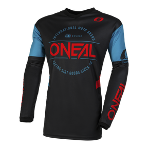 Das O'NEAL ELEMENT Jersey BRAND ist ein langärmeliges Motocross-Trikot mit schwarzer Basis und auffälligen blauen und roten Akzenten. Mit dem kräftigen roten „O'NEAL“-Text auf der Vorderseite zeigt es außerdem zusätzliche Markenzeichen in Blau und Weiß. Aus atmungsaktivem Material für Komfort und perfekten Sitz gefertigt, ist es ideal für jeden Fahrer.