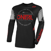 Ein schwarz-graues O'NEAL ELEMENT Jersey BRAND mit dem „O'Neal“-Logo in Rot auf der Brust und dem rechten Ärmel. Es ist aus atmungsaktivem Material gefertigt und zeigt Slogans wie „International Moto Brand“ und „Racing Dirt Goods Circa '70“. Auf der linken Schulter befindet sich ein kleines Logo, um eine perfekte Passform zu gewährleisten.