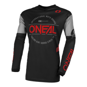 Ein schwarz-graues O'NEAL ELEMENT Jersey BRAND mit dem „O'Neal“-Logo in Rot auf der Brust und dem rechten Ärmel. Es ist aus atmungsaktivem Material gefertigt und zeigt Slogans wie „International Moto Brand“ und „Racing Dirt Goods Circa '70“. Auf der linken Schulter befindet sich ein kleines Logo, um eine perfekte Passform zu gewährleisten.