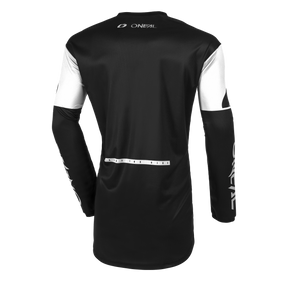 Das O'NEAL ELEMENT Jersey BRAND ist ein schwarz-weißes langärmeliges Sporttrikot mit dem auf dem Rücken und den Ärmeln aufgedruckten Text „O'NEAL“. Dieses Trikot zeichnet sich durch ein schlankes Design, atmungsaktives Material für optimalen Komfort und einen leicht verlängerten Rücken mit weißen Einsätzen an Schultern und Unterarmen aus.