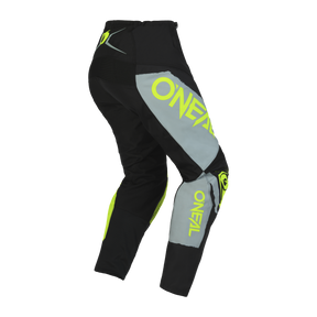 Schwarze und graue O'NEAL ELEMENT Hose SHOCKER-Sporthose mit leuchtend gelben Akzenten, darunter das Wort „O'NEAL“, das in großen gelben Buchstaben prominent auf dem Bein angebracht ist. Diese Hose zeichnet sich durch ein leistungsstarkes Design aus, das sowohl Komfort als auch Schutz bietet und sich somit perfekt für Motorsport oder Outdoor-Aktivitäten eignet.