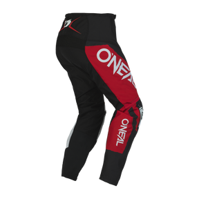 Die O'NEAL ELEMENT Hose SHOCKER besticht durch ein auffälliges schwarz-rotes Design mit „O'NEAL“ in weißen Lettern auf der Seite. Sie ist mit verstärkten Einsätzen ausgestattet und bietet eine bequeme Passform, was sie ideal für Offroad- oder Motocross-Fahrten macht. Die Kombination aus den Farben Rot, Schwarz und Weiß sowie auffälligen Grafiken sorgt sowohl für Komfort als auch für Schutz bei Motorsport-Aktivitäten.