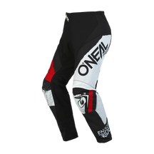 Die O'NEAL ELEMENT Hose SHOCKER in Schwarz, Weiß und Rot verfügt über abstrakte Muster mit „O'NEAL“- und „ENJOY RIDE“-Texten an den Beinen sowie einem kreisförmigen Logo am linken Bein. Diese Motocross-Hose ist mit verstärkten Kniebereichen für zusätzlichen Schutz und einer ergonomischen Passform ausgestattet und eignet sich daher ideal für Motorsportbegeisterte, die sowohl Komfort als auch Schutz suchen.