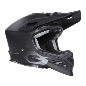 Der O'NEAL F-SRS Helm SOLID Quin ready ist ein schwarz-grauer Integralhelm aus Motocross mit Visier, aerodynamischem Design, Mesh-Innenpolsterung für mehr Komfort und erweiterten Sicherheitsfunktionen.