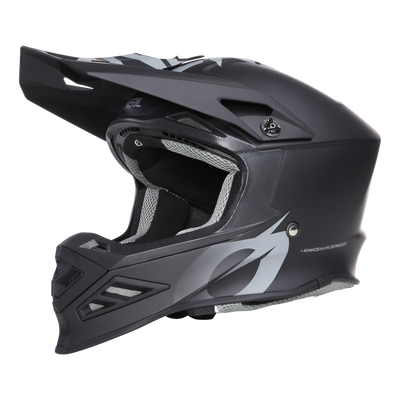 Der O'NEAL F-SRS Helm SOLID, ein mattschwarzer Integralhelm für Motocross mit Visier und weißen Grafiken, verfügt über Sicherheitsfunktionen wie einen belüfteten Mundschutz, ein eckiges Design und einen Kinnriemen für optimalen Kopfschutz.