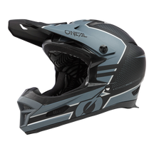 Der O'NEAL FURY Helm STAGE ist ein eleganter, schwarz-grauer Integralhelm mit Visier, robustem Kinnschutz und Belüftungsöffnungen. Mit geometrischen Mustern und dem Markennamen „O'Neal“ auf der Oberseite bietet dieser fortschrittliche Rennhelm Sicherheit und Komfort mit zusätzlicher Polsterung zum Schutz.