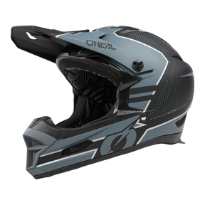 Der O'NEAL FURY Helm STAGE ist ein eleganter, schwarz-grauer Integralhelm mit Visier, robustem Kinnschutz und Belüftungsöffnungen. Mit geometrischen Mustern und dem Markennamen „O'Neal“ auf der Oberseite bietet dieser fortschrittliche Rennhelm Sicherheit und Komfort mit zusätzlicher Polsterung zum Schutz.