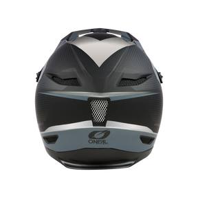 Der O'NEAL FURY Helm STAGE ist ein eleganter, schwarz-grauer Motorradhelm mit stromlinienförmigem Design, Lüftungsgittern und minimalistischen Mustern. Die Marke „O'Neal“ ist auf der Vorderseite deutlich zu sehen. Der Helm wurde sowohl für Sicherheit als auch für Komfort entwickelt und weist subtile Kurven und eine aerodynamische Form auf.