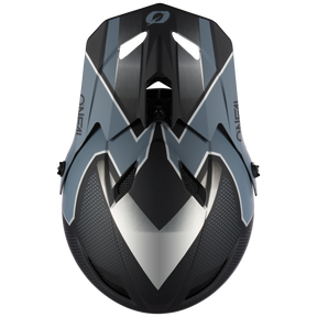 Ein aerodynamischer schwarz-grauer O'NEAL FURY Helm STAGE mit eckigen Mustern und Belüftungsöffnungen auf der Oberseite. Der Helm trägt auf beiden Seiten den Markentext „O'NEAL“ und bietet Komfort und Sicherheit in einem schlanken, modernen Design für Hochgeschwindigkeitsleistungen.