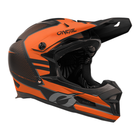 Der O'NEAL FURY Helm STAGE ist ein schwarz-orangefarbener Integralhelm mit schlankem Design und aerodynamischer Form. Er trägt die Marke „O'Neal“ deutlich sichtbar an der Seite und oben und bietet Komfort und Sicherheit mit mehreren Belüftungsöffnungen für optimale Luftzirkulation sowie einem Visier auf der Vorderseite. Die Innenpolsterung ist ebenfalls sichtbar.