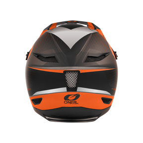 Eine Nahaufnahme des O'NEAL FURY Helms STAGE von hinten, die sein schwarz-grau-oranges Design für ultimativen Komfort zeigt. Er verfügt über aerodynamische Belüftungsöffnungen und eine zentrale Belüftung aus Metallgitter. Das O'NEAL-Logo ist in der Nähe der Basis in der Mitte gut sichtbar angebracht und sorgt für Stil und Sicherheit.