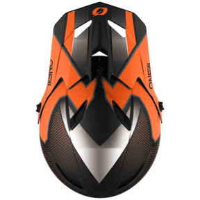 Draufsicht des Motorradhelms O'NEAL FURY Helm STAGE mit einem auffälligen Design in Orange, Schwarz und Silber. Der Helm verfügt über ein markantes O'Neal-Logo, eckige Belüftungsöffnungen und eine glänzende Oberfläche, die seinen modernen und aerodynamischen Stil betont – perfekt für alle, die sowohl Komfort als auch Sicherheit suchen.