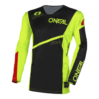 Das O'NEAL HARDWEAR AIR Jersey SLAM ist ein leistungsstarkes, langärmliges Motocross-Trikot mit einem auffälligen Farbschema aus Schwarz und Neongelb. Es verfügt über rote Akzente auf einem Arm und das „O'NEAL“-Logo in weißer Schrift auf Brust, Ärmeln und Unterseite. Darüber hinaus verfügt es über ein „ANJOXPRDE“-Design auf einem Ärmel – ideal für jedes Abenteuer auf dem Bike.
