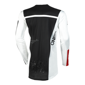 Ein O'NEAL HARDWEAR AIR Jersey SLAM, von hinten gesehen, zeigt ein schwarz-weißes Farbschema mit geometrischen Einsätzen. Die überwiegend weißen Ärmel haben rote und schwarze Akzente. Das Wort „ONEAL“ ist vertikal in Weiß auf den schwarzen Einsatz gedruckt und bietet Funktion und Komfort für Ihre Fahrradabenteuer.