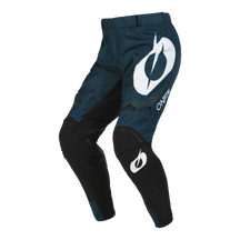 Ein Paar dunkelblaue und schwarze O'NEAL HARDWEAR Hose ELITE-Hosen mit dem ikonischen weißen stilisierten „O“ und dem Wort „O'NEAL“ auf dem rechten Oberschenkel und dem linken Knie. Diese Motocross-Hose verfügt über verstärkte Kniebereiche und ein schlankes, aerodynamisches Design und zeigt hochwertige Verarbeitung für Haltbarkeit und Leistung.