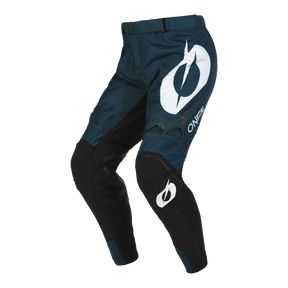 Ein Paar dunkelblaue und schwarze O'NEAL HARDWEAR Hose ELITE-Hosen mit dem ikonischen weißen stilisierten „O“ und dem Wort „O'NEAL“ auf dem rechten Oberschenkel und dem linken Knie. Diese Motocross-Hose verfügt über verstärkte Kniebereiche und ein schlankes, aerodynamisches Design und zeigt hochwertige Verarbeitung für Haltbarkeit und Leistung.