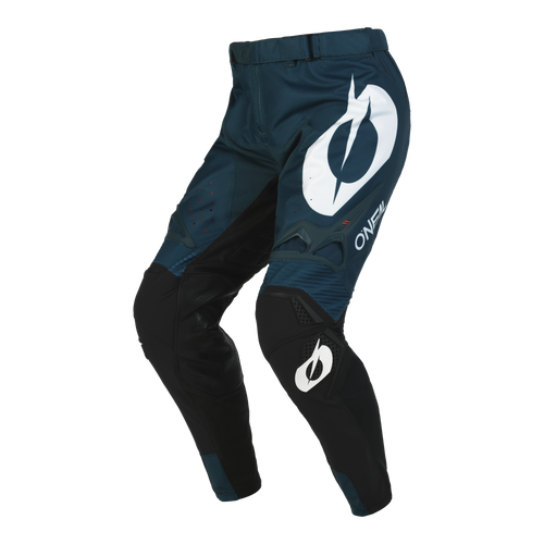 Ein Paar dunkelblaue und schwarze O'NEAL HARDWEAR Hose ELITE-Hosen mit dem ikonischen weißen stilisierten „O“ und dem Wort „O'NEAL“ auf dem rechten Oberschenkel und dem linken Knie. Diese Motocross-Hose verfügt über verstärkte Kniebereiche und ein schlankes, aerodynamisches Design und zeigt hochwertige Verarbeitung für Haltbarkeit und Leistung.