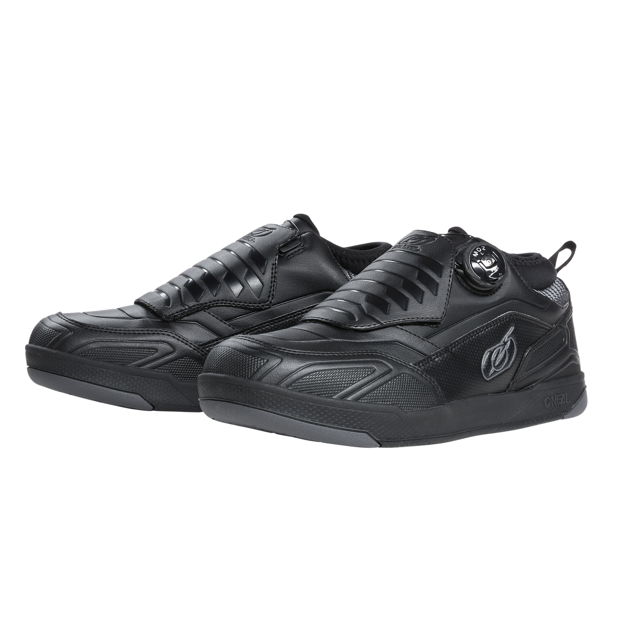 Ein Paar O'NEAL LOAM WP FLAT Schuhe in Schwarz mit einem schlanken, futuristischen Design und einem Drehverschlusssystem auf weißem Hintergrund. Die Schuhe verfügen über strukturierte Details und das O'NEAL-Logo an den Seiten, ergänzt durch eine bequeme, gepolsterte Sohle.