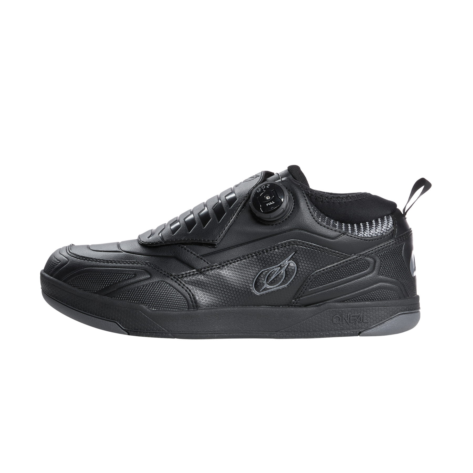 Der O'NEAL LOAM WP FLAT Schuh von O'NEAL ist ein eleganter schwarzer Sneaker mit einem einzigartigen Schnürsystem mit Drehknopf an der Seite. Er besticht durch ein strukturiertes Design aus verschiedenen Materialien und hat ein dezentes Logo in der Nähe der Ferse. Die leicht klobige Sohle sorgt für einen modernen und sportlichen Look.