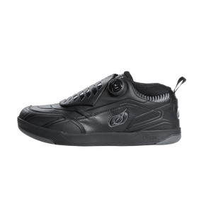 Der O'NEAL LOAM WP FLAT Schuh von O'NEAL ist ein eleganter schwarzer Sneaker mit einem einzigartigen Schnürsystem mit Drehknopf an der Seite. Er besticht durch ein strukturiertes Design aus verschiedenen Materialien und hat ein dezentes Logo in der Nähe der Ferse. Die leicht klobige Sohle sorgt für einen modernen und sportlichen Look.