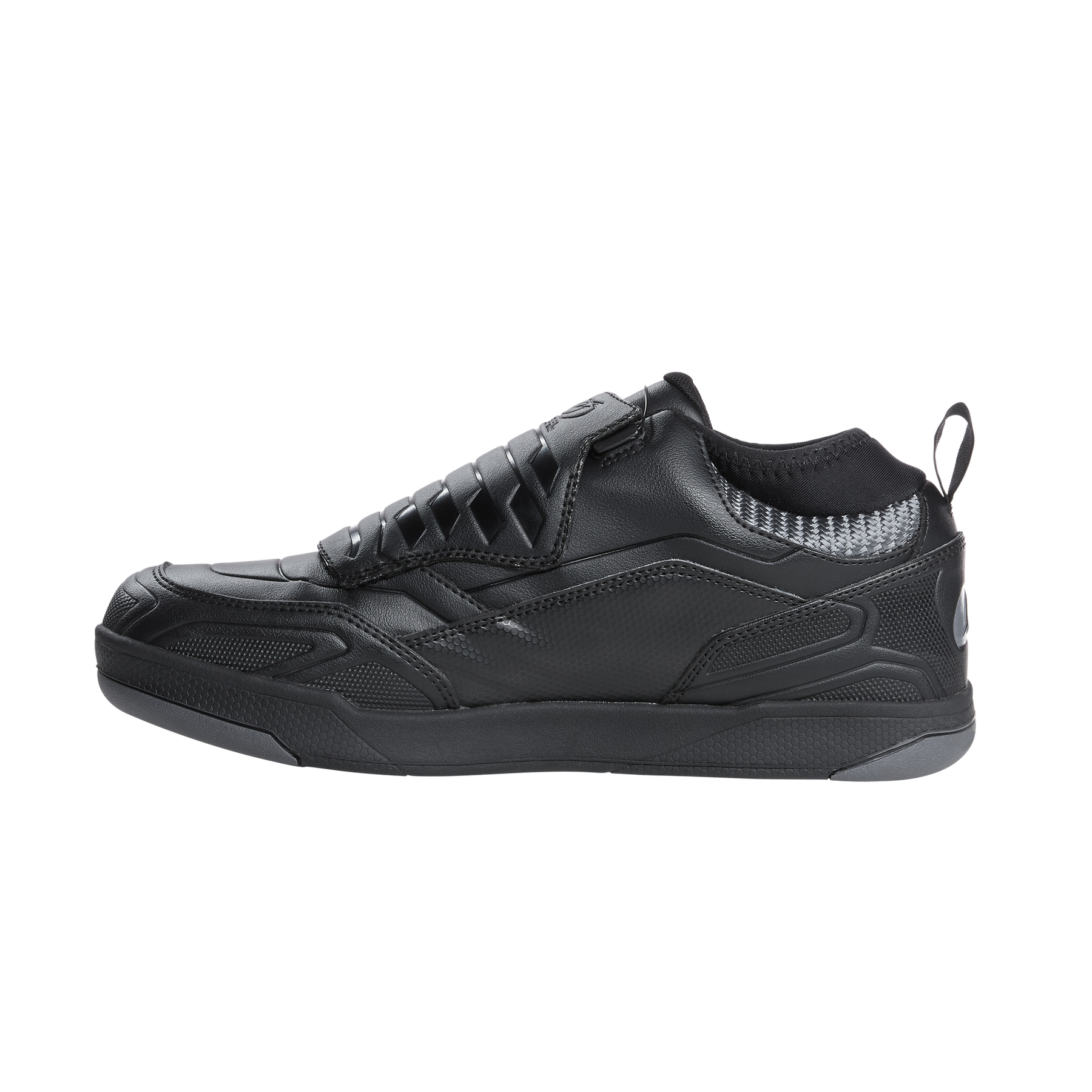 Der O'NEAL O'NEAL LOAM WP FLAT Schuh ist ein schwarzer Sportschuh mit einem eleganten Design mit verschiedenen strukturierten Einsätzen, darunter matte und glänzende Abschnitte. Dieser Low-Top-Schuh verfügt außerdem über eine Schlaufe an der Ferse für einfaches Tragen. Die Sohle ist in Schwarz und Grau gehalten und bietet ein auffälliges Kontrastdetail.