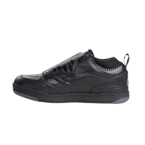 Der O'NEAL O'NEAL LOAM WP FLAT Schuh ist ein schwarzer Sportschuh mit einem eleganten Design mit verschiedenen strukturierten Einsätzen, darunter matte und glänzende Abschnitte. Dieser Low-Top-Schuh verfügt außerdem über eine Schlaufe an der Ferse für einfaches Tragen. Die Sohle ist in Schwarz und Grau gehalten und bietet ein auffälliges Kontrastdetail.