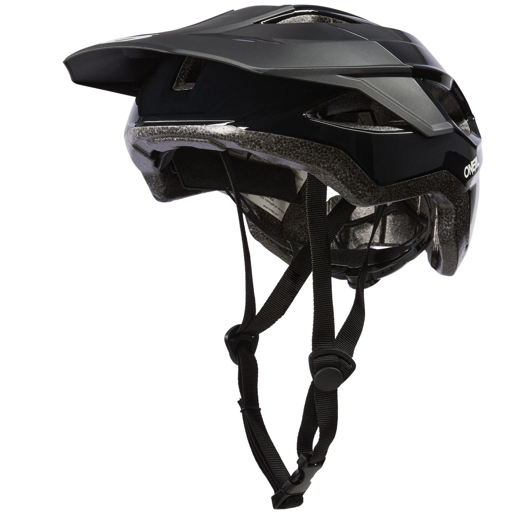 Ein schwarz-silberner O'NEAL MATRIX Helm SOLID Fahrradhelm mit verstellbarem Kinnriemen und Visier auf der Vorderseite. Er ist ideal für Mountainbike- oder Trekkingtouren und verfügt über mehrere Belüftungslöcher für die Luftzirkulation und eine gepolsterte Innenseite für mehr Komfort. Das Markenlogo „O'NEAL“ ist seitlich sichtbar.