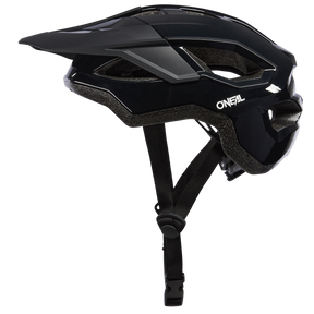 Der O'NEAL MATRIX Helm SOLID in stylischem Schwarz und Grau ist für moderne Radfahrer konzipiert. Ausgestattet mit einem robusten verstellbaren Riemen, einem Visier und mehreren Belüftungsöffnungen sorgt dieser schlanke und aerodynamische Helm für maximale Sicherheit und Komfort beim Mountainbiken oder Trekkingtouren.