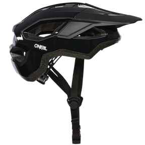 Seitenansicht eines schwarzen O'NEAL MATRIX Helms SOLID, der für Mountainbike- und Trekkingtouren konzipiert wurde und über eine robuste Struktur mit mehreren Belüftungsöffnungen, ein verstellbares Visier und einen sicheren Kinnriemen verfügt. Der Helm hat das „O'NEAL“-Branding an der Seite und ist Teil der O'NEAL Matrix-Kollektion.